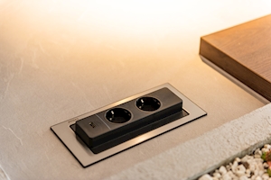 Priza pe blat EVOline intoarsa